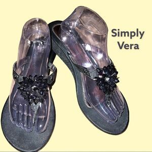 Ntn! Simply Vera Vera wang black foam thong sandals with black crystal flower